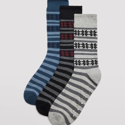 Três pares de meias coloridas com padrões de riscas e motivos geométricos
