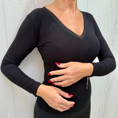 Camisola preta de manga comprida com decote em V