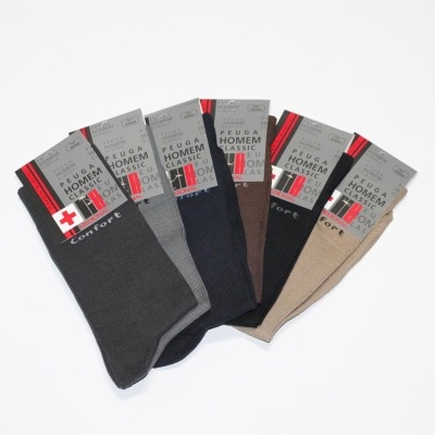 Seis pares de meias clássicas para homem de várias cores embaladas com etiqueta cinzenta e vermelho.