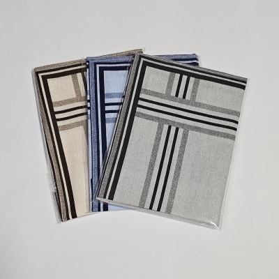 Três lenços quadrados com padrão xadrez em embalagem transparente