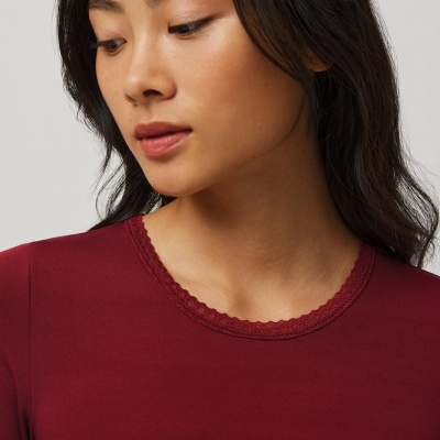 Camisola de manga comprida vermelha vinho com gola redonda e renda fina