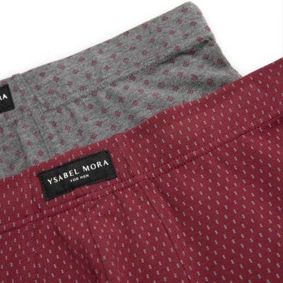Dois pares de boxers masculinos puros com padrões pequenos em cinza e vermelho com etiquetas da marca