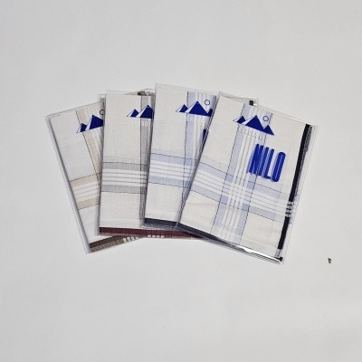 Conjunto de quatro lenços de mão em padrão riscado, embalados individualmente