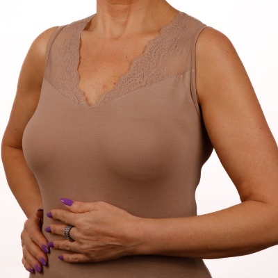 Top feminino castanho com decote rendado e sem mangas