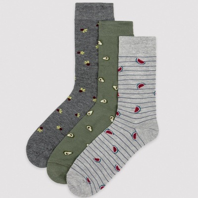 Três pares de meias com padrões de frutas em cinza e verde
