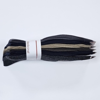 Cinco pares de meias escuras empacotadas com faixa branca 'medicinal'