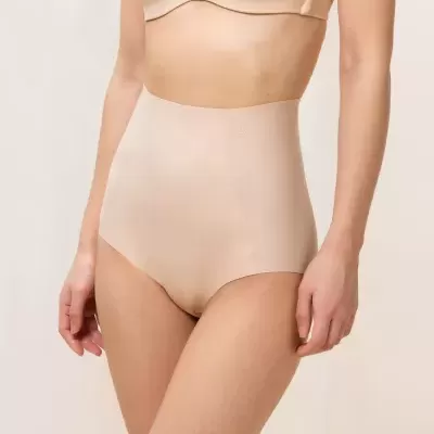 Calcinha bege de cintura alta em tecido liso usada por modelo