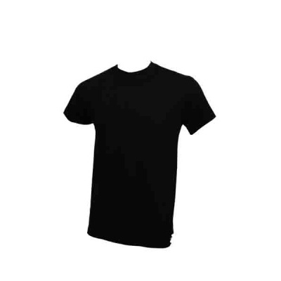 Camiseta preta simples de manga curta sobre fundo branco