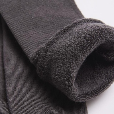 Meias cinzentas de tecido grosso com interior felpudo em fundo branco