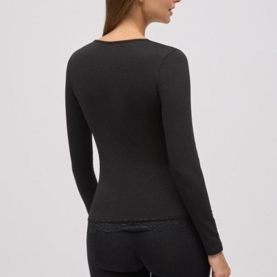 Pessoa de costas com roupa preta de manga comprida e leggings com renda