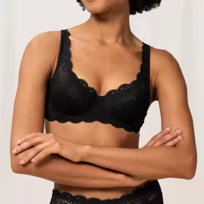 Conjunto de lingerie preta em renda com padrão floral, composto por soutien e cueca