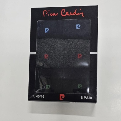 Caixa de seis pares de meias com padrões de letras coloridas da marca Pierre Cardin