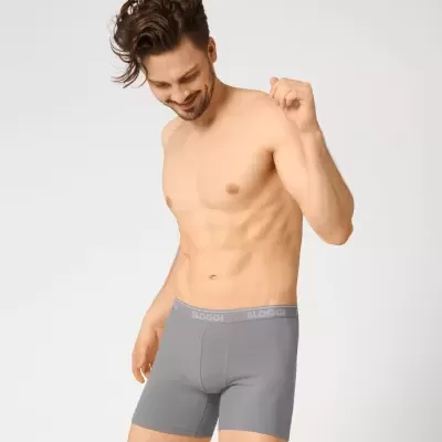 Homem a usar cueca bóxer cinzenta com elástico SLOGGI