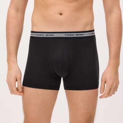 Cuecas boxer pretas com cintura elástica YSABEL MORA vestidas por modelo