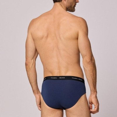 Cuecas masculinas azul escuro com cós preto com texto YSABEL MORA, modelo de costas