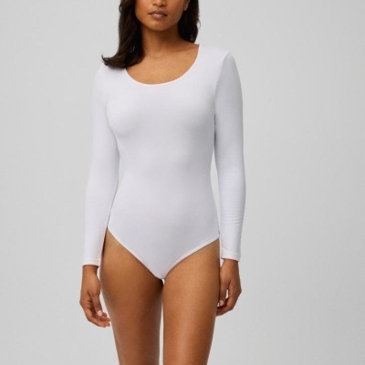 Corpete branco de manga comprida com decote redondo