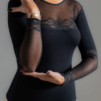 Blusa feminina preta com tule e renda nas mangas e peito