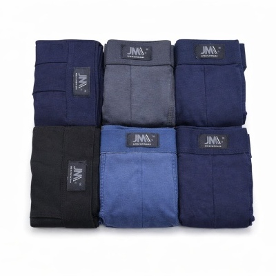 Seis peças de roupa interior masculinas dobradas em várias cores com etiquetas JM UNDERWEARE