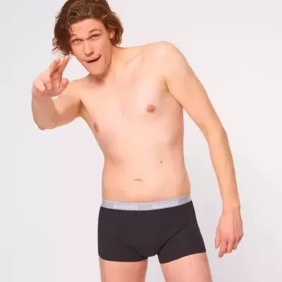 Homem com cueca boxer preta e cós cinza com a marca SLOGGI