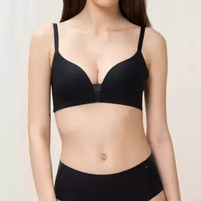 Conjunto de roupa interior preta feminina com soutien e cuecas.