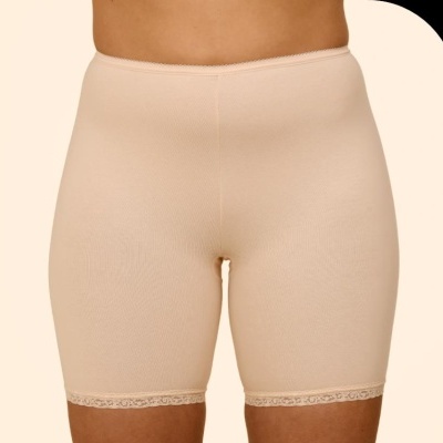 Calções de compressão bege com renda na bainha.