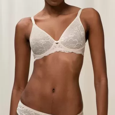 Conjunto de lingerie feminino em renda bege com padrão floral