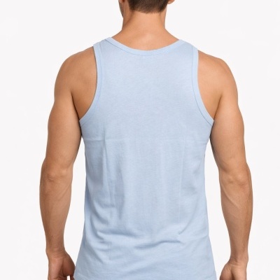 Regata masculina azul clara vista de costas