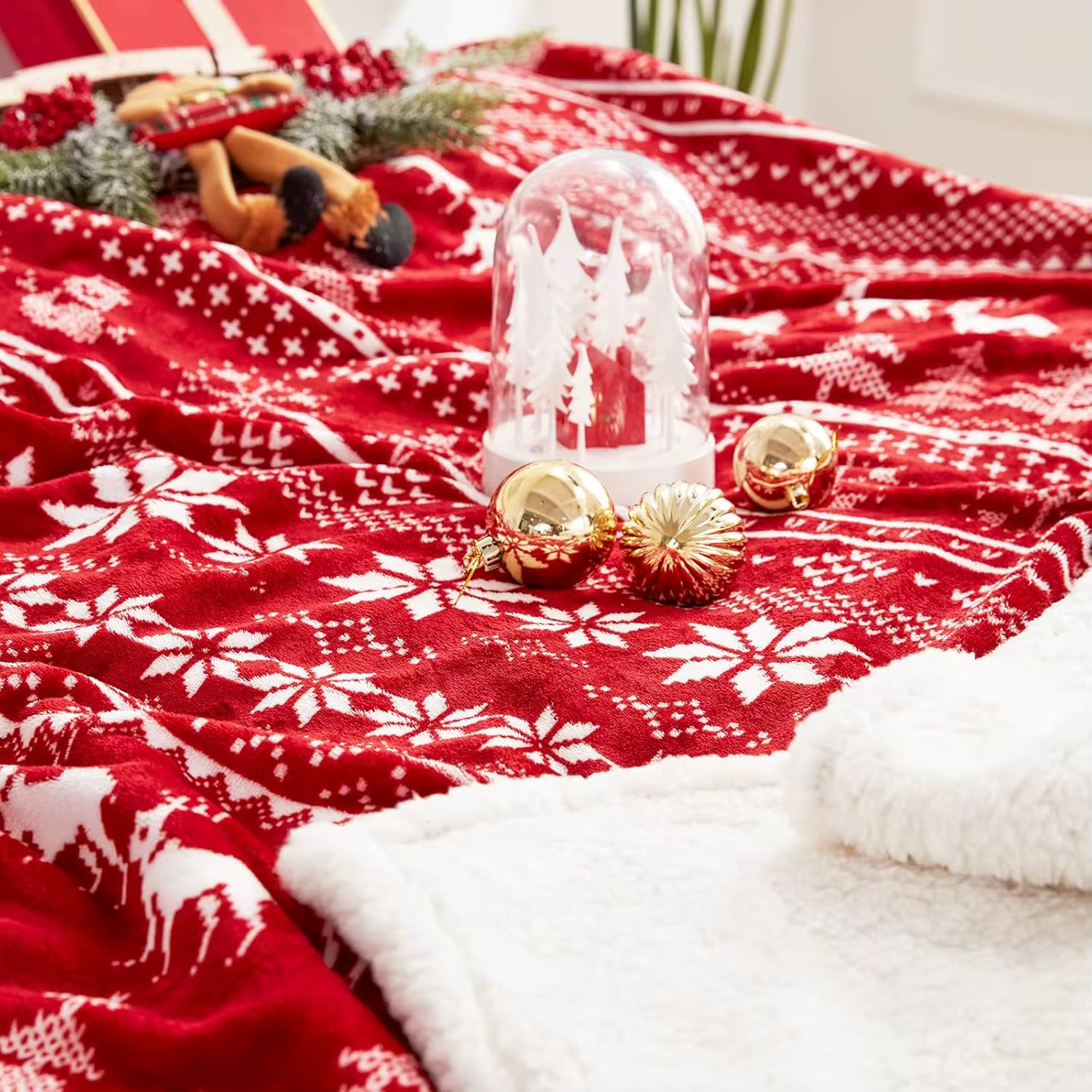 Ruby Manta natalícia vermelha e branca com decoração de bola de neve e bolas douradas