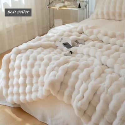 Cobertor branco texturizado tipo bolha num quarto iluminado