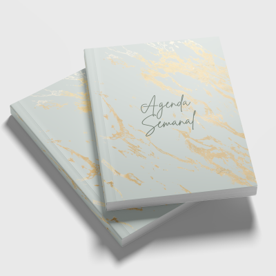 Dois cadernos com capa dura e padrão marmoreado dourado e cinza claro com texto 'Agenda Semanal'.