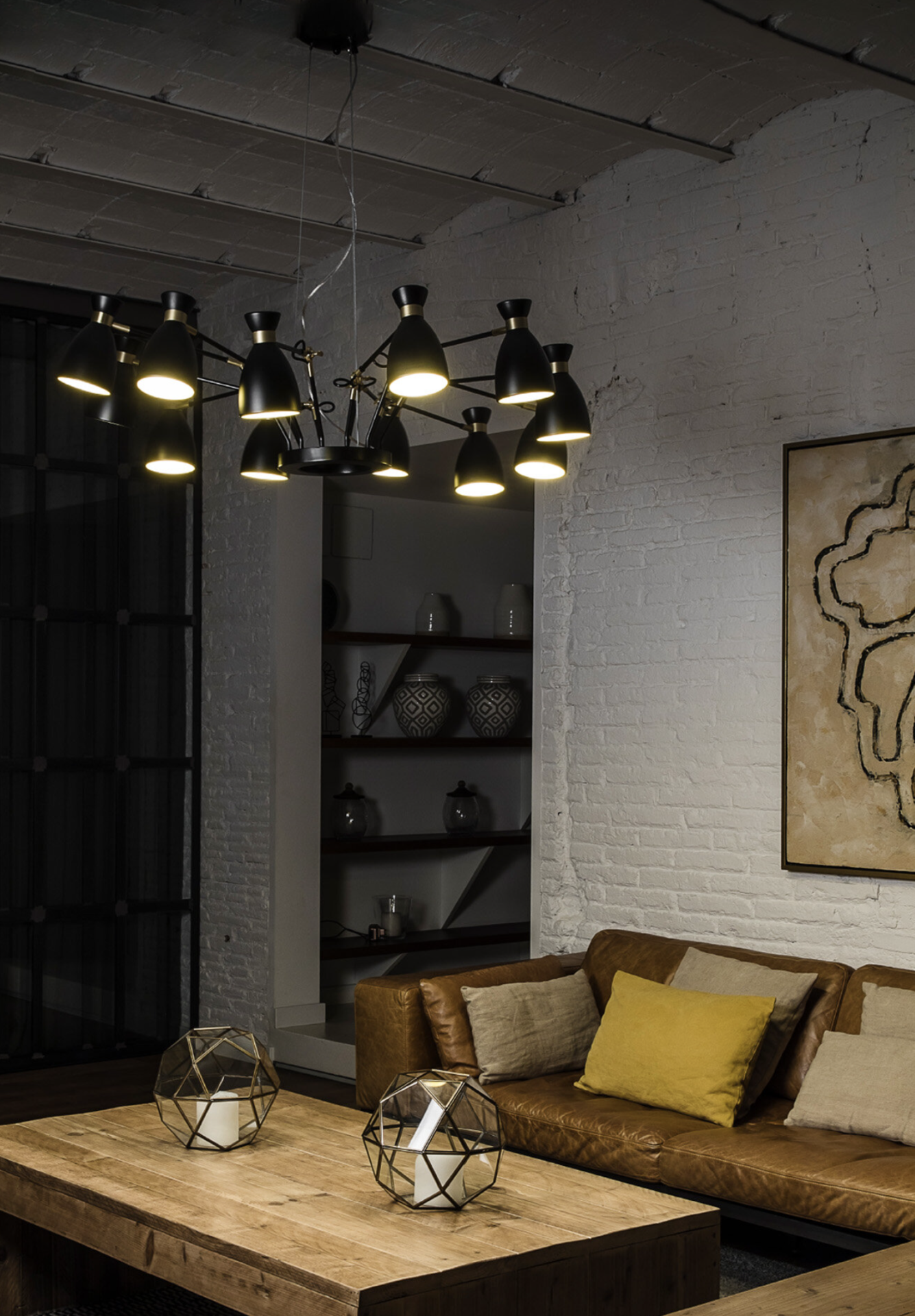 RETRO 12L Sala de estar com sofá castanho, mesa de madeira, candeeiro moderno e parede de tijolo branco