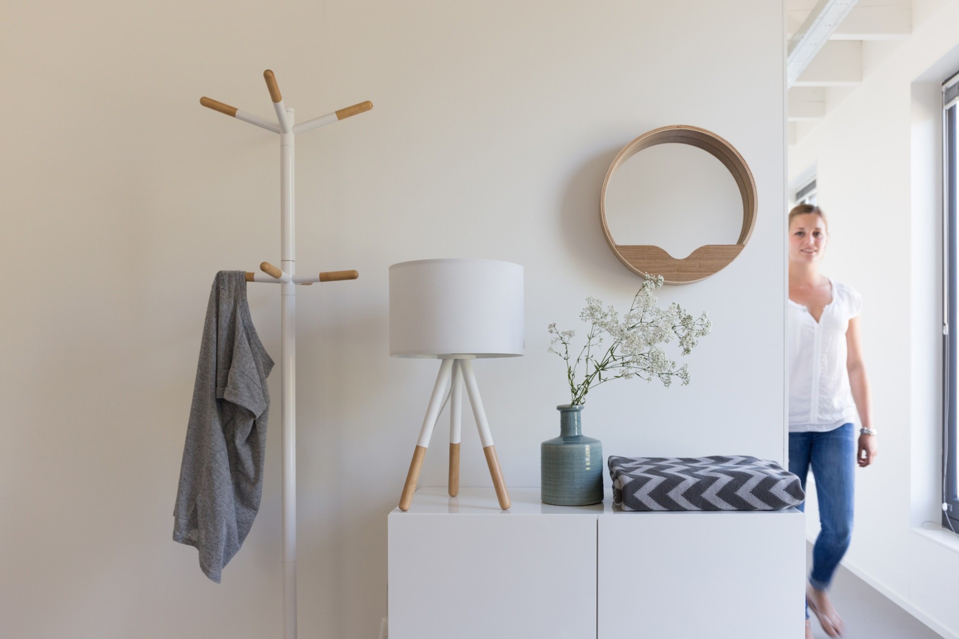 WOODEN TIP Decoração de interior com cabideiro, lâmpada, vaso com flores, manta e espelho redondo