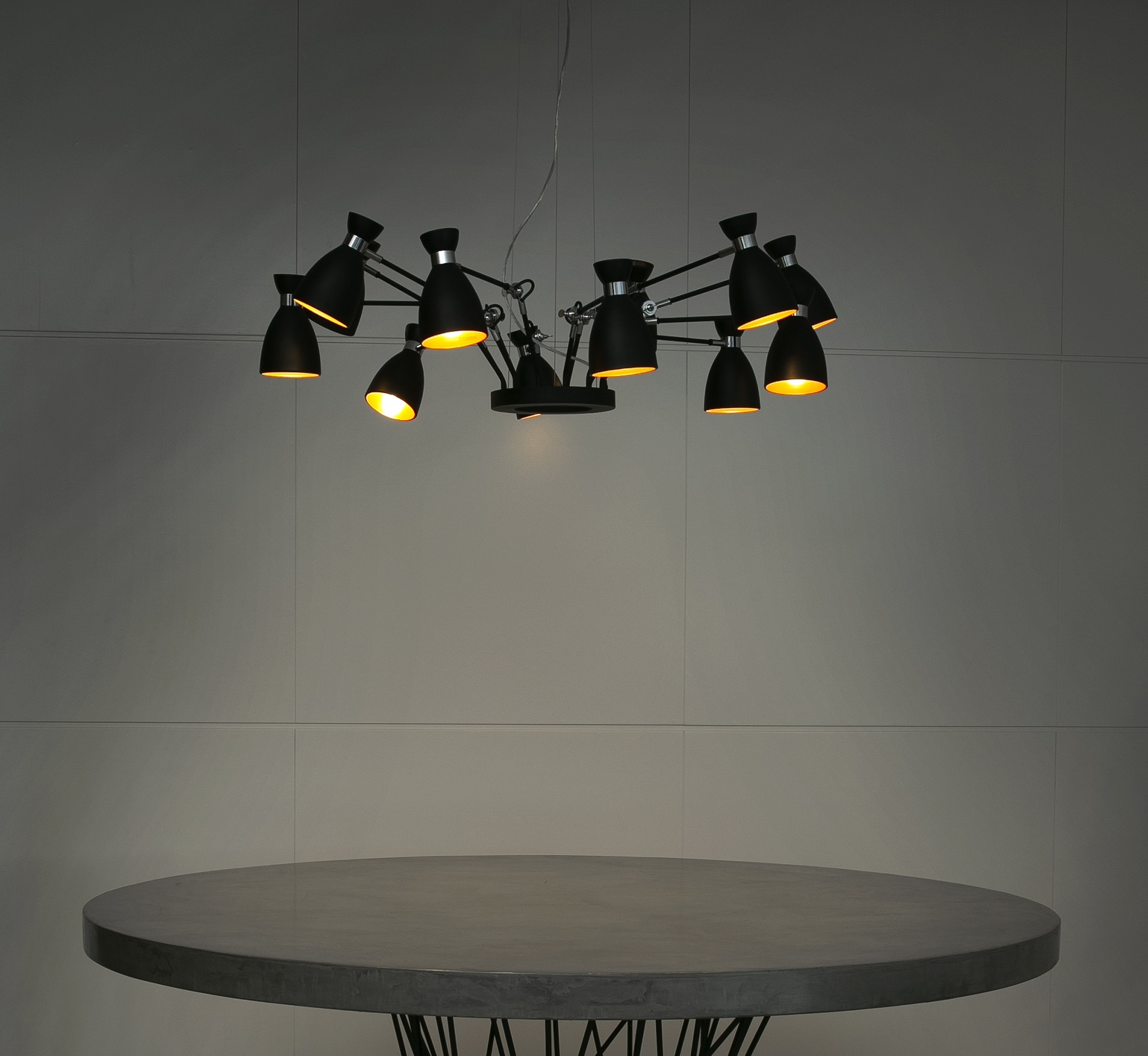 RETRO 12L Candeeiro de teto preto com oito luzes direccionais suspenso acima de mesa redonda cinza
