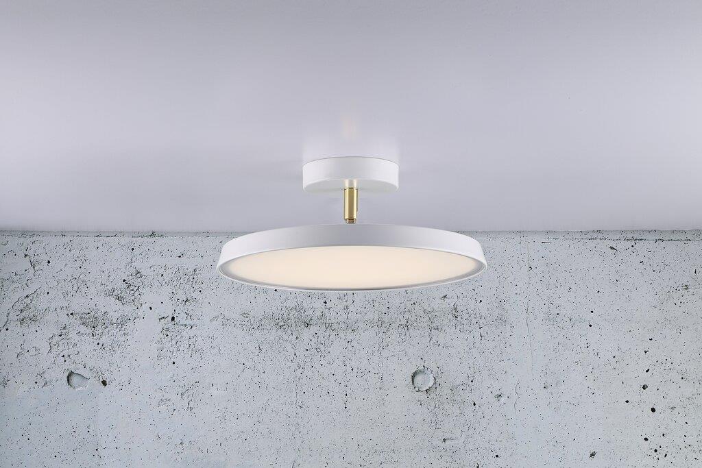 KAITO 30|40 Candeeiro de tecto redondo branco com apoio dourado em parede de cimento