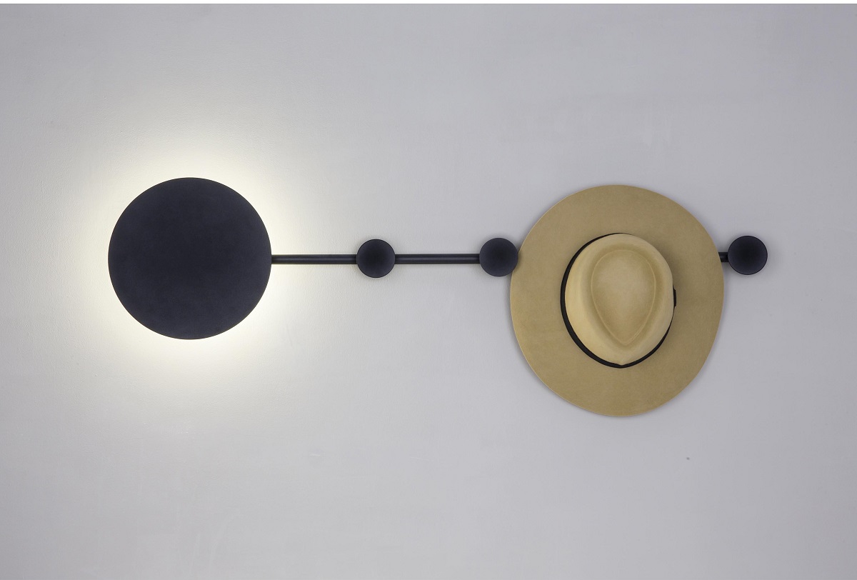 HAN LED Arandela decorativa circular preta com chapéu bege pendurado numa parede branca