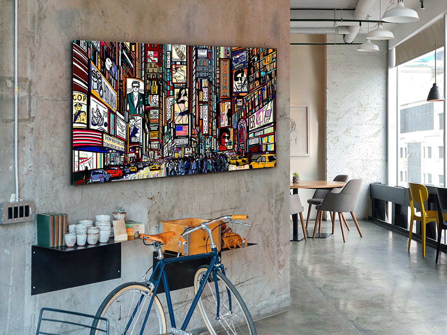 COMIC Quadro colorido urbano pendurado em parede cinzenta numa sala moderna com bicicleta e mesa ao fundo