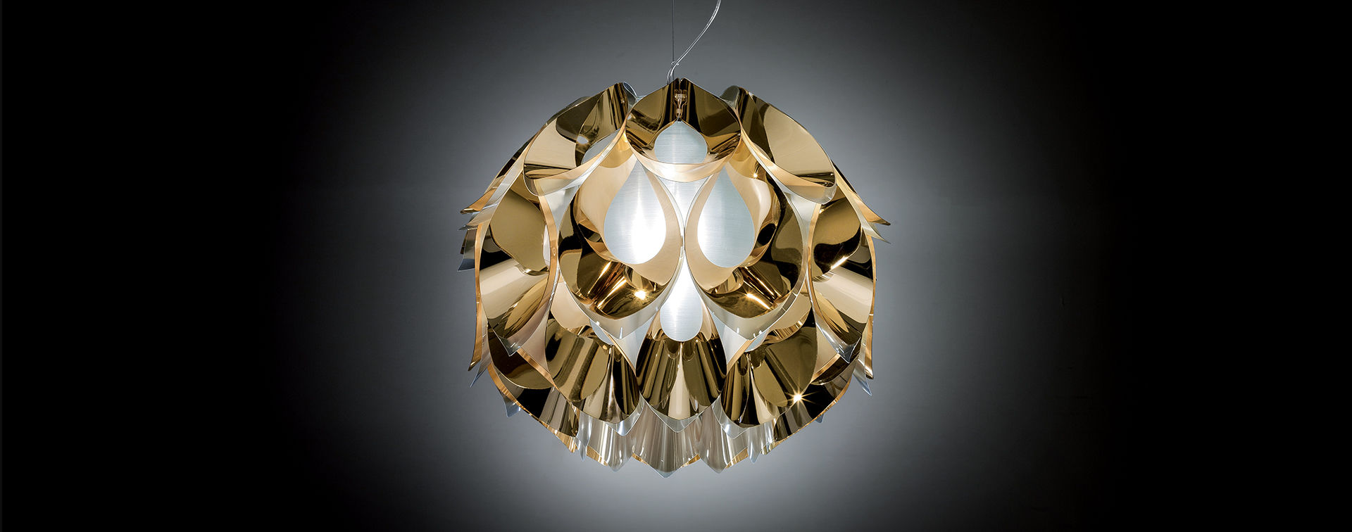 FLORA Candeeiro suspenso dourado e prateado com lâminas metálicas e luz central