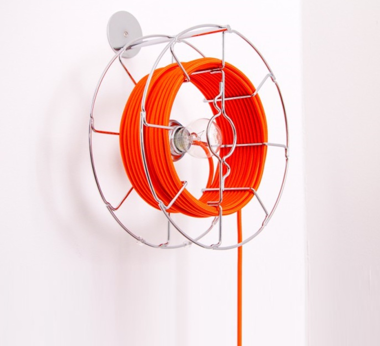 ARIANNA Bobina metálica de parede com cabo laranja enrolado