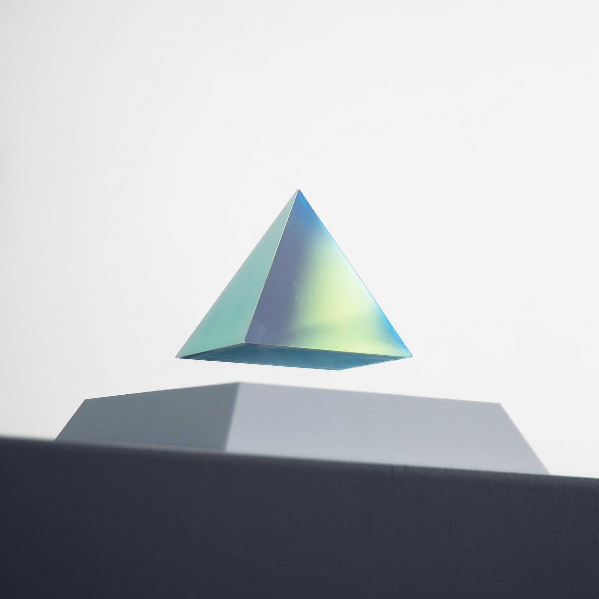 FLYTE PY Pirâmide translúcida azul esverdeada suspensa