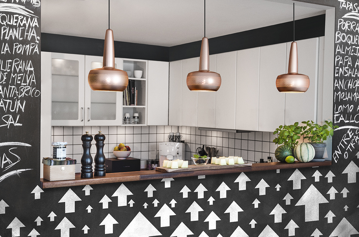 CLAVA Cozinha moderna com armários brancos, azulejos brancos, bancada de madeira e luzes pendentes de cobre