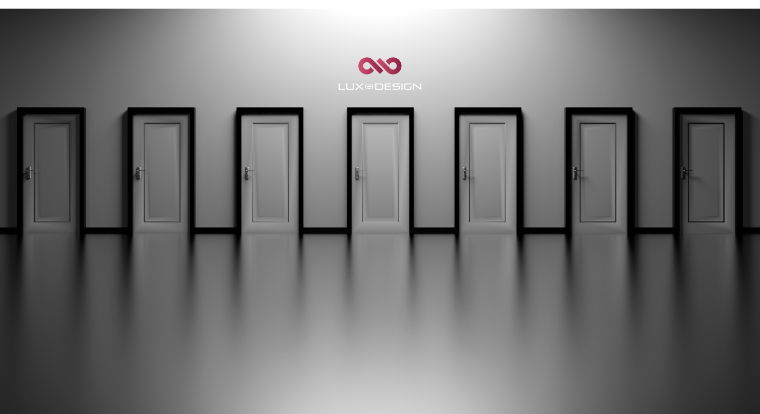 Sete portas cinzentas alinhadas com logotipo LUX DESIGN acima da porta central