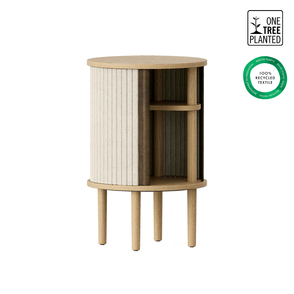 Móvel redondo em madeira clara com porta de correr e prateleira