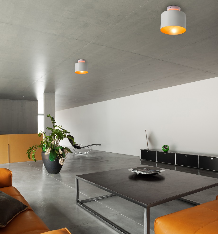 JANET Sala de estar moderna com candeeiros de teto cinza e mesa de centro preta.