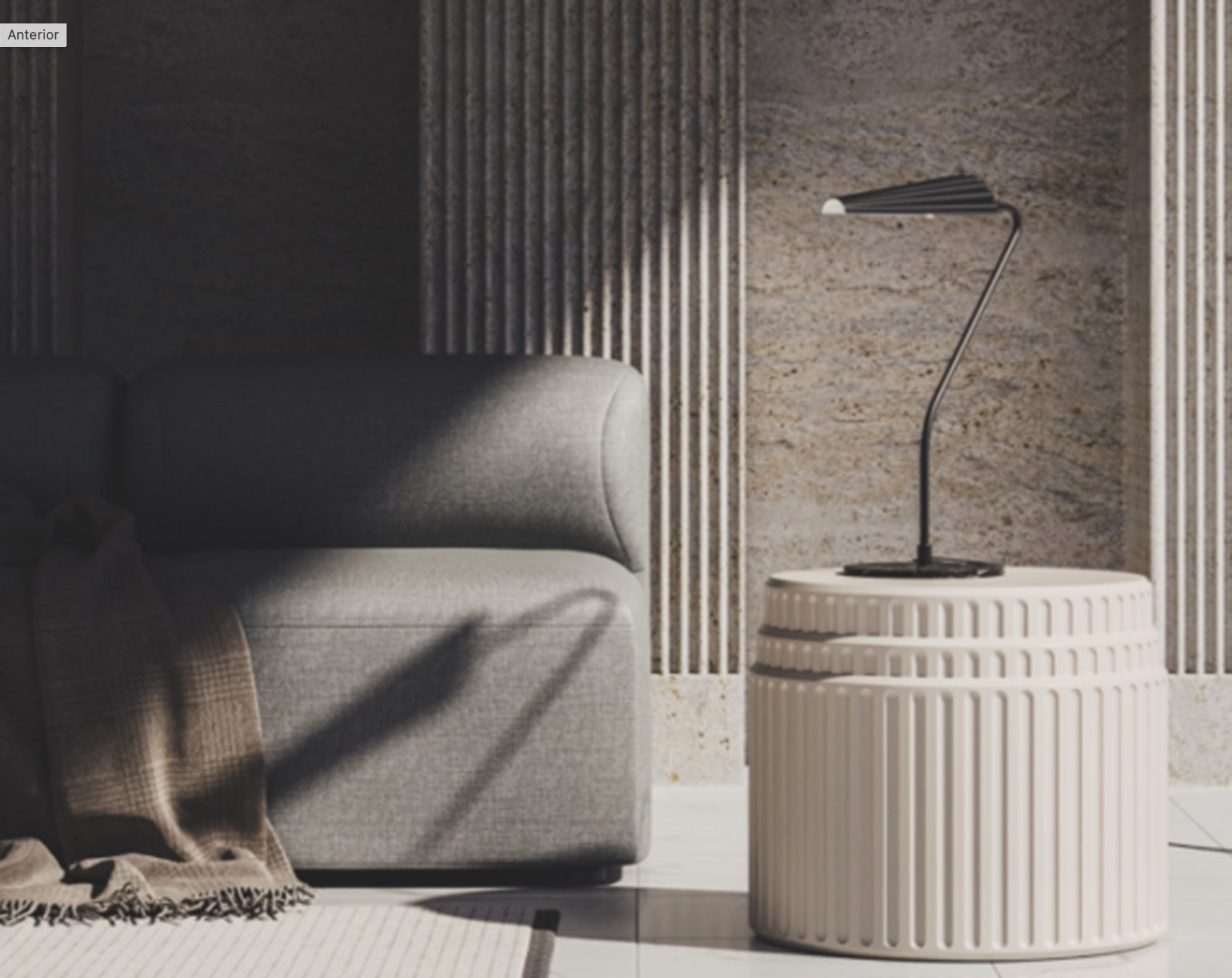 BION mesa Mesa de apoio redonda bege em cerâmica com texturas, luminária preta minimalista e sofá cinza num ambiente interior.