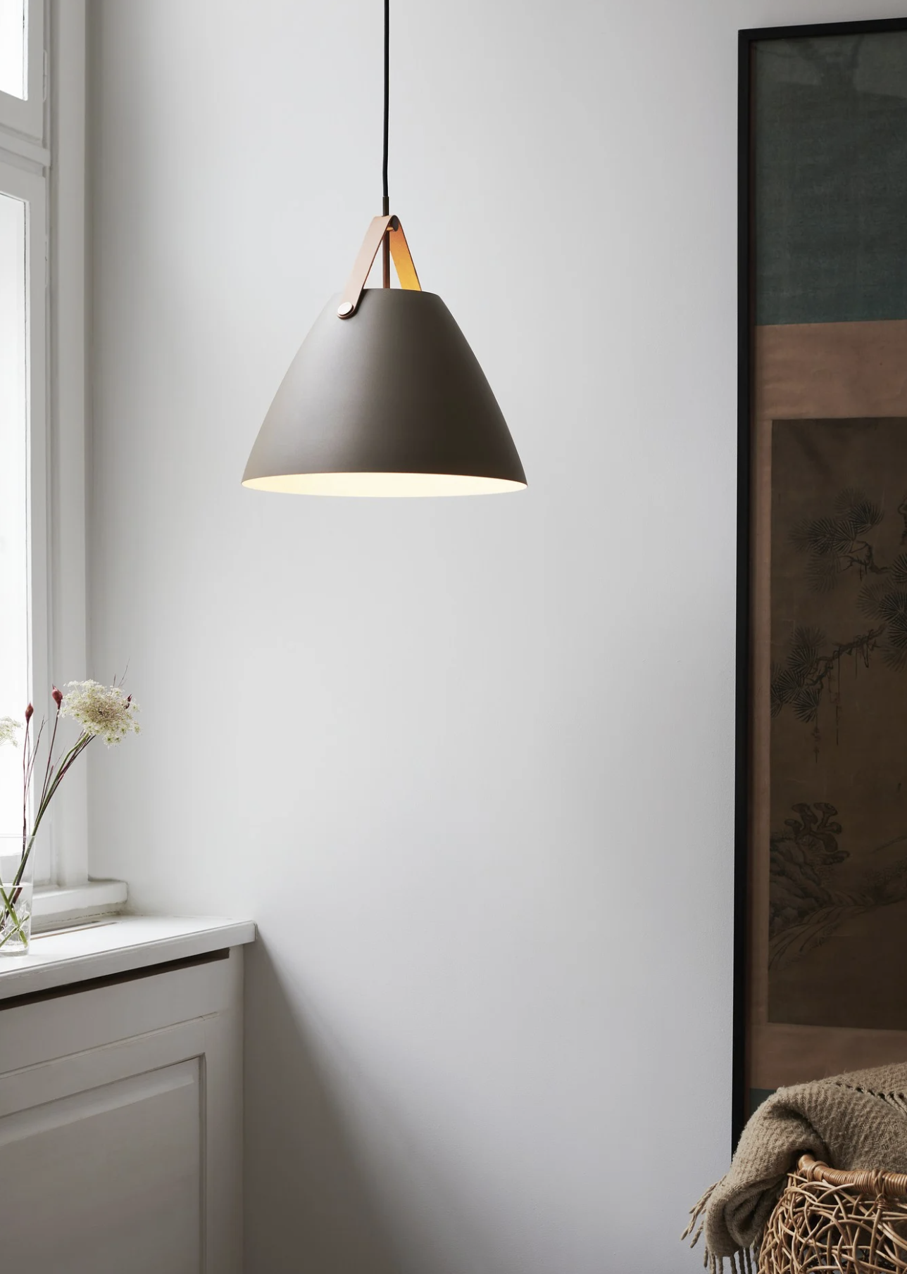 STRAP 27 | 36 | 48 Luminária pendente cinza com detalhe em couro num ambiente interior minimalista