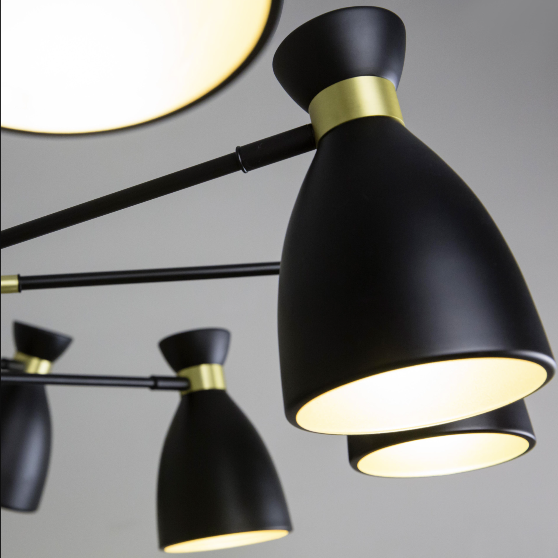 RETRO 12L Lâmpadas de teto pretas com detalhes dourados em fundo cinzento