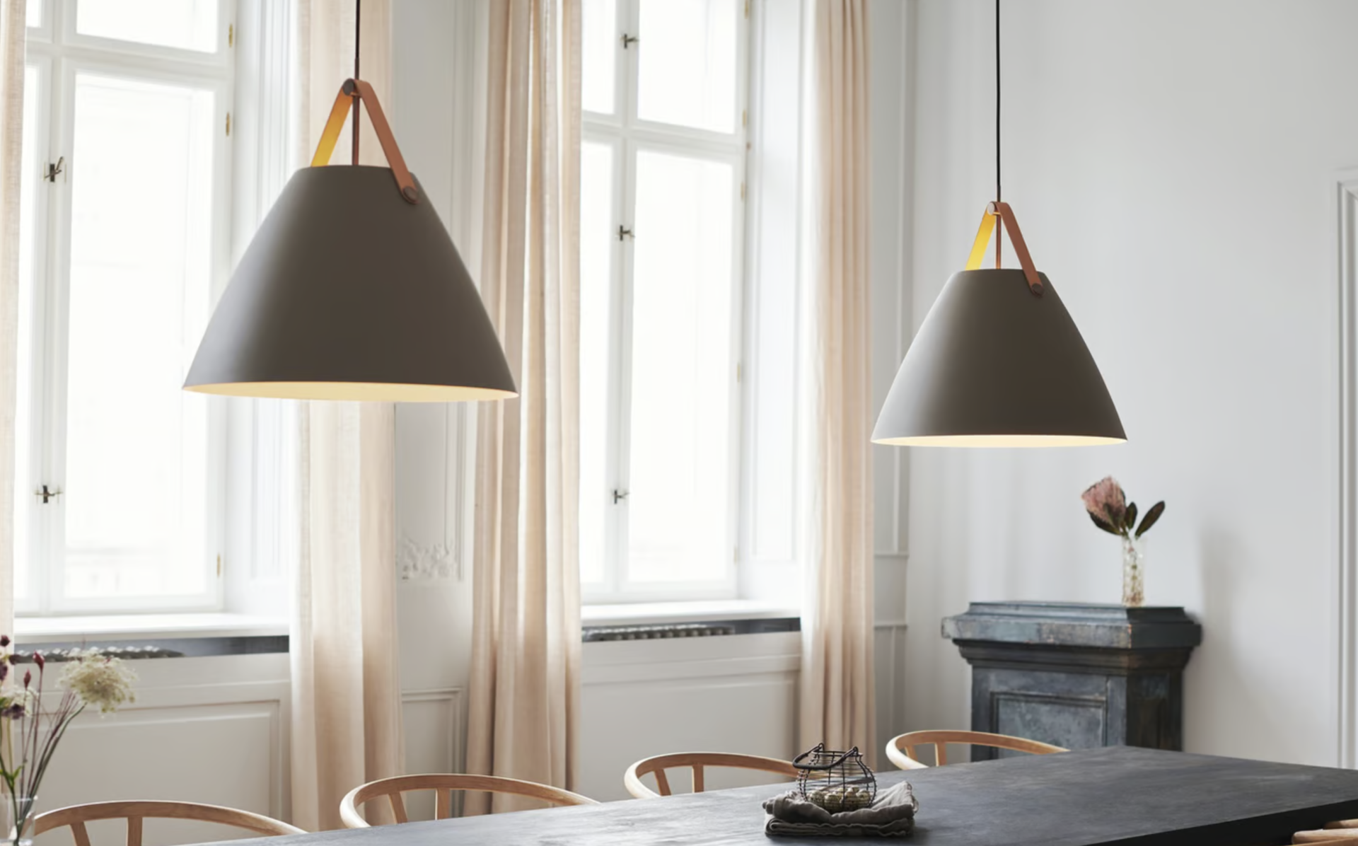 STRAP 27 | 36 | 48 Lâmpadas de teto cinzentas foscas suspensas sobre mesa preta em sala com janelas grandes