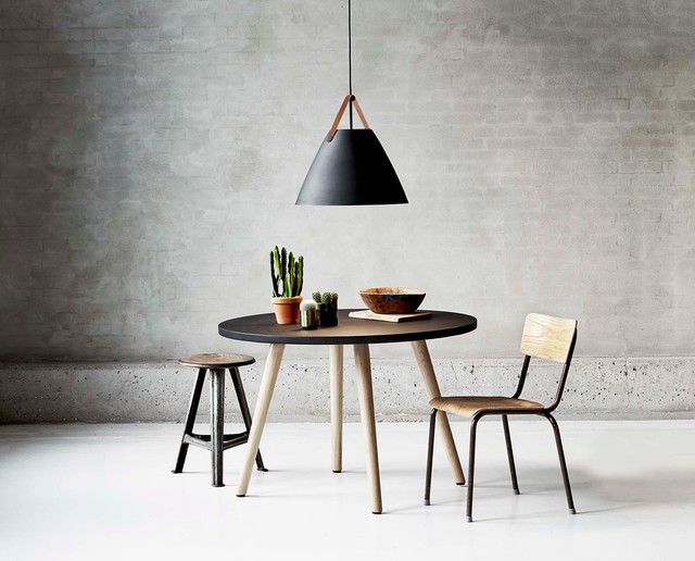 STRAP 27 | 36 | 48 Mesa redonda preta com pernas de madeira, cadeira e banco de madeira e metal, candeeiro teto preto, parede cinza