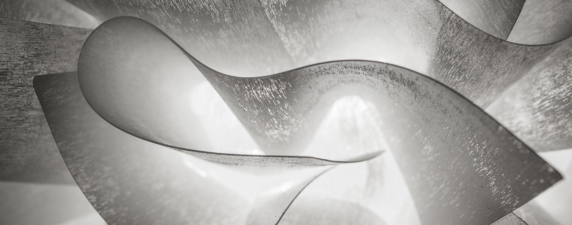 VELI COUTURE by Adriano Rachele Formas curvas metálicas entrelaçadas em preto e branco