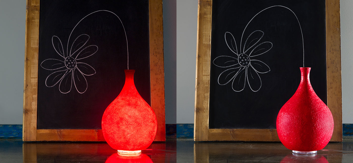 LUCE LIQUIDA 2 Luminária vermelha em forma de vaso com textura rugosa e desenho de flor num quadro negro ao fundo